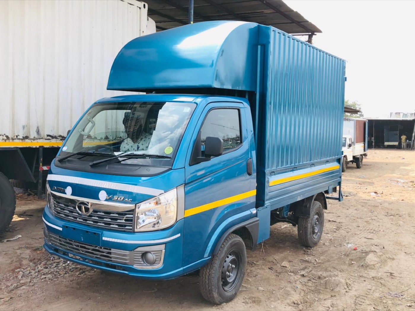 Tata Intra photo